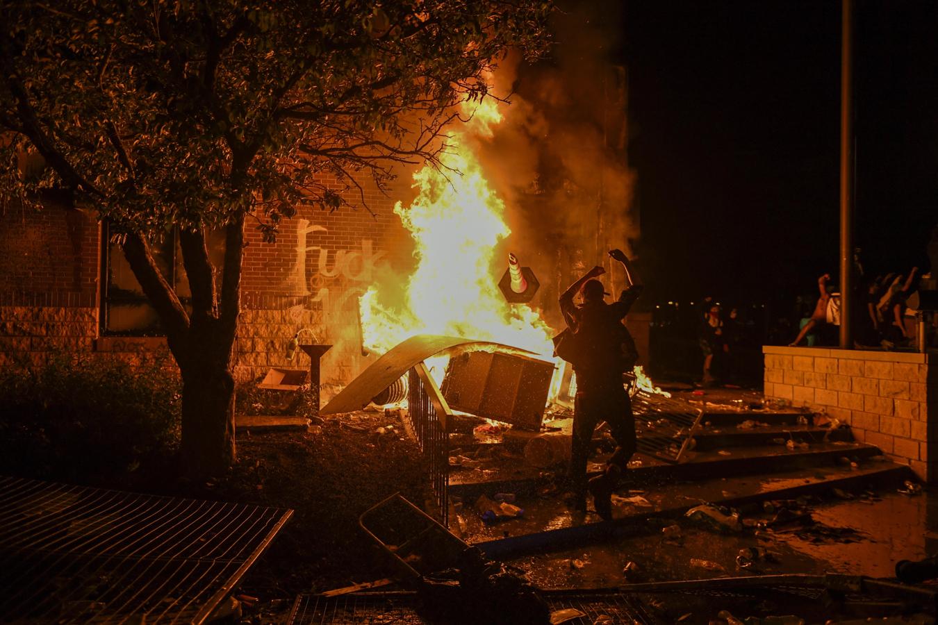 Disturbios en Mineápolis. Un grupo de manifestantes alimentan las llamas en Mineápolis
