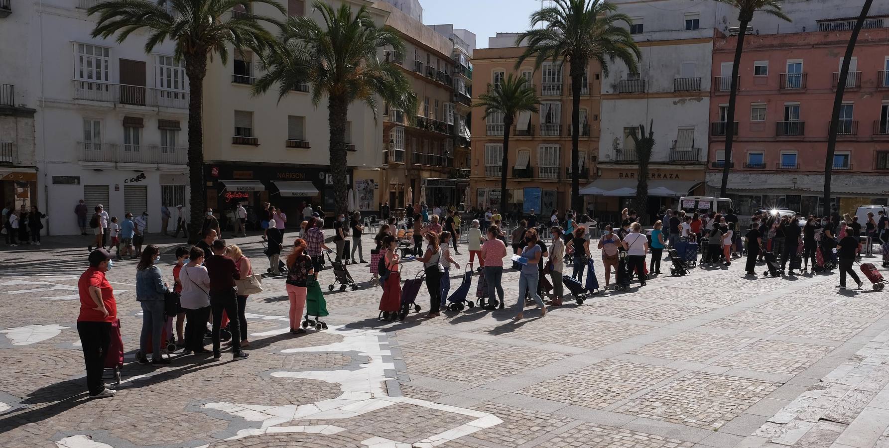 Fotos: Las llamadas colas del hambre llegan a Cádiz