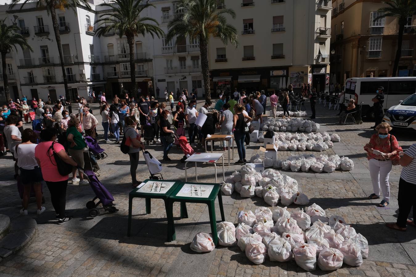 Fotos: Las llamadas colas del hambre llegan a Cádiz