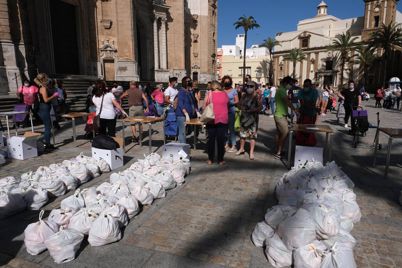 Fotos: Las llamadas colas del hambre llegan a Cádiz