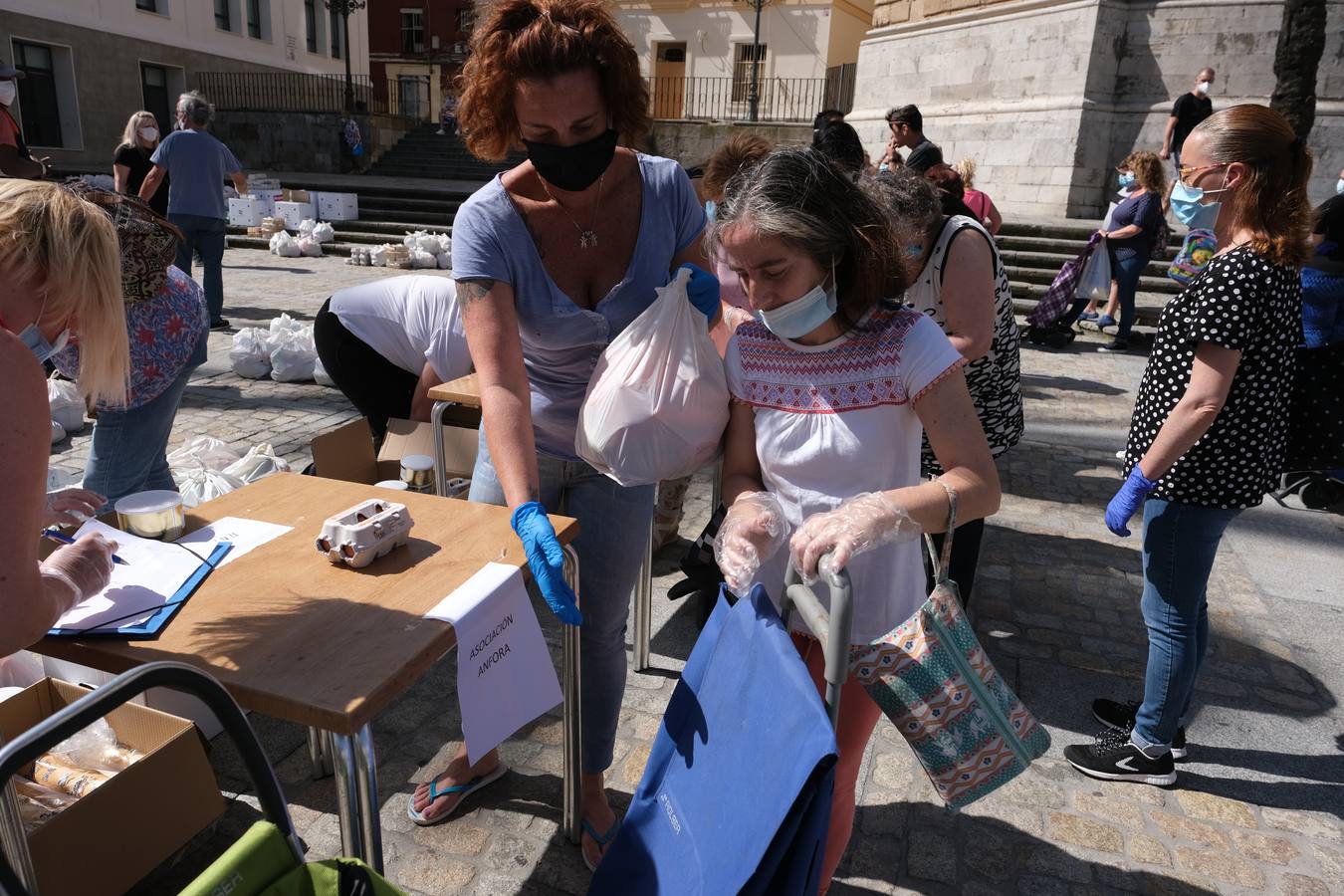 Fotos: Las llamadas colas del hambre llegan a Cádiz