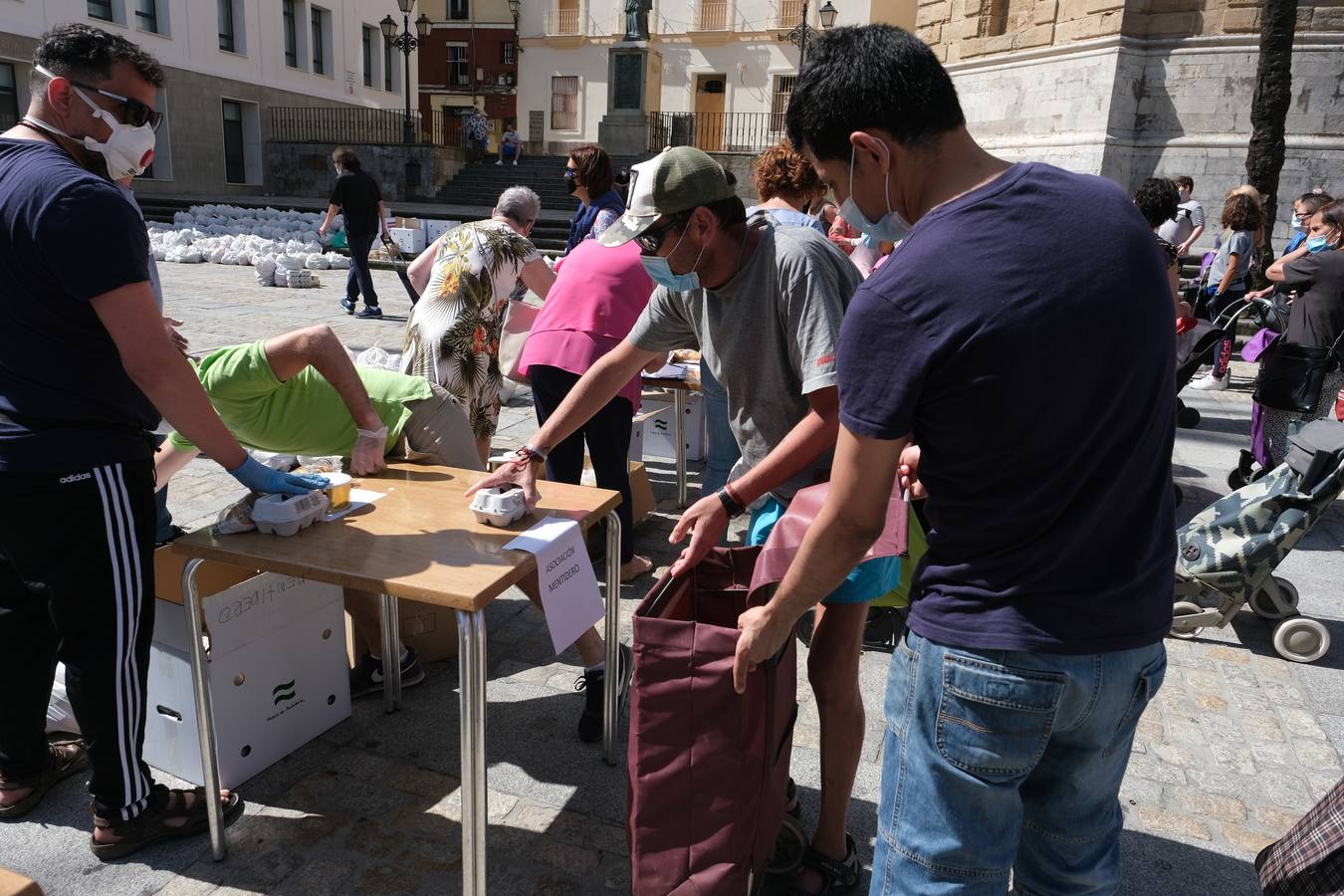 Fotos: Las llamadas colas del hambre llegan a Cádiz