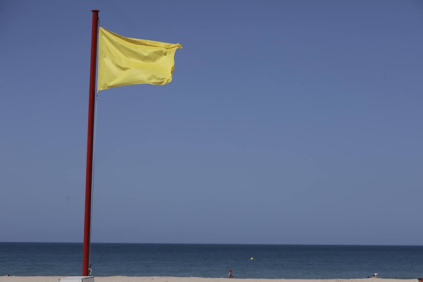 Primer baño entre máquinas en las playas de Cádiz capital