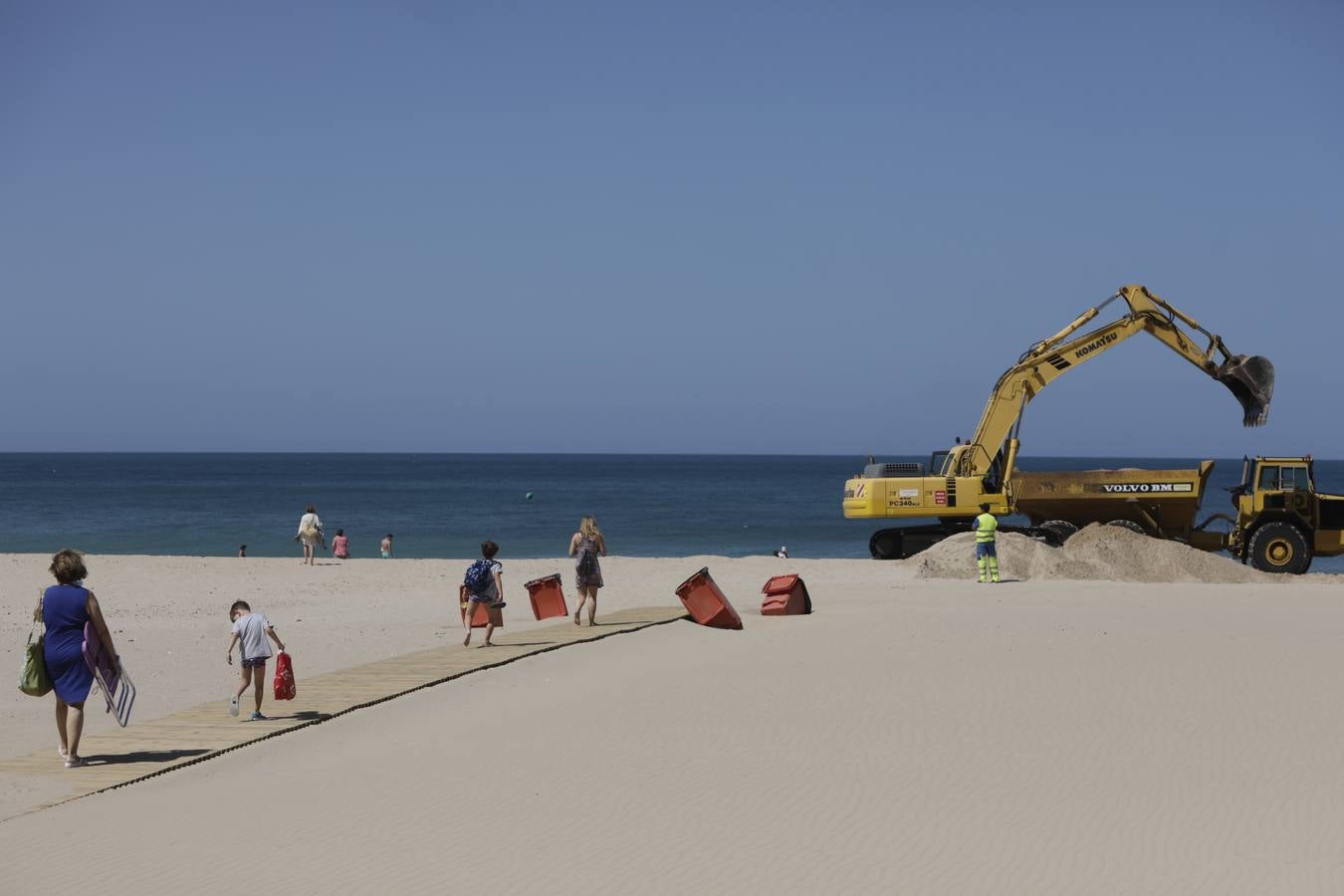 Primer baño entre máquinas en las playas de Cádiz capital