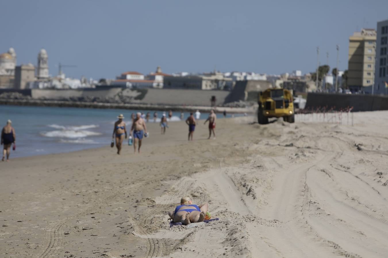 Primer baño entre máquinas en las playas de Cádiz capital