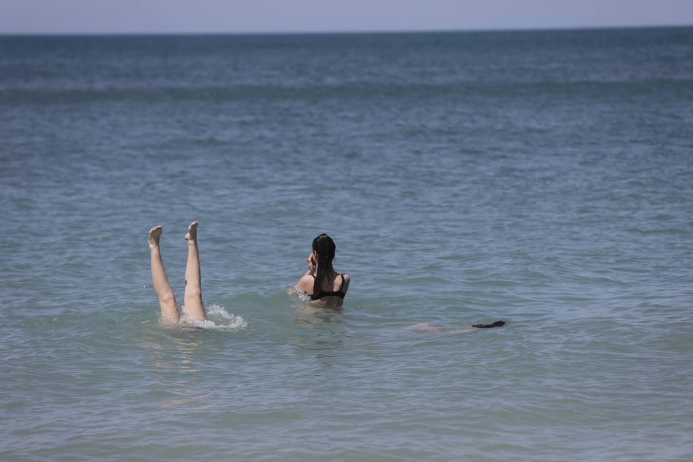 Primer baño entre máquinas en las playas de Cádiz capital