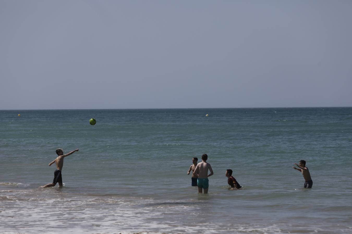 Primer baño entre máquinas en las playas de Cádiz capital