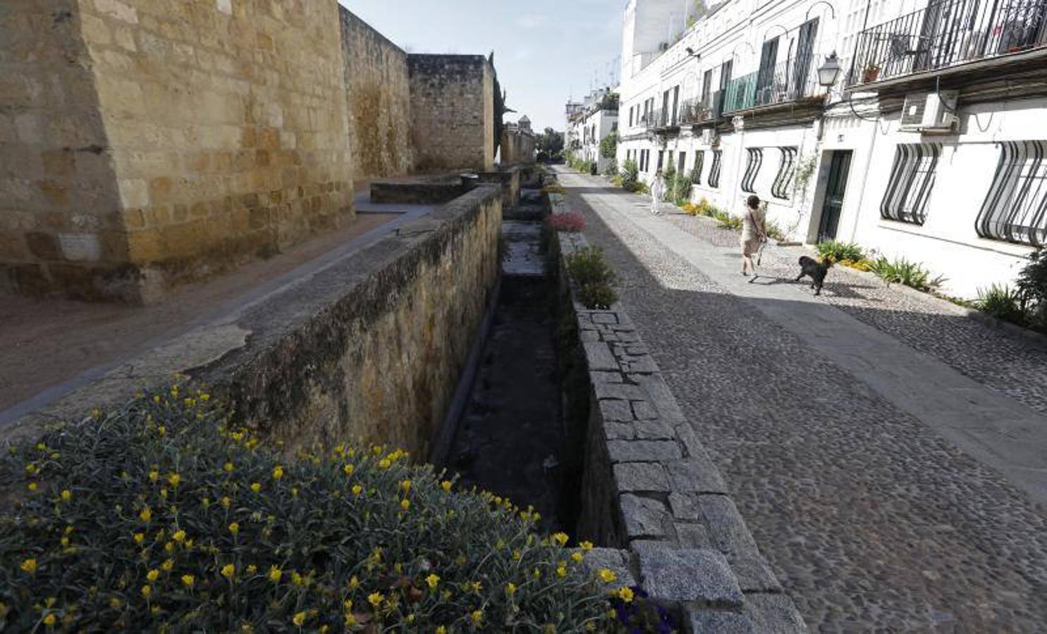 El foso y el entorno de la calle Cairuán de Córdoba, en imágenes