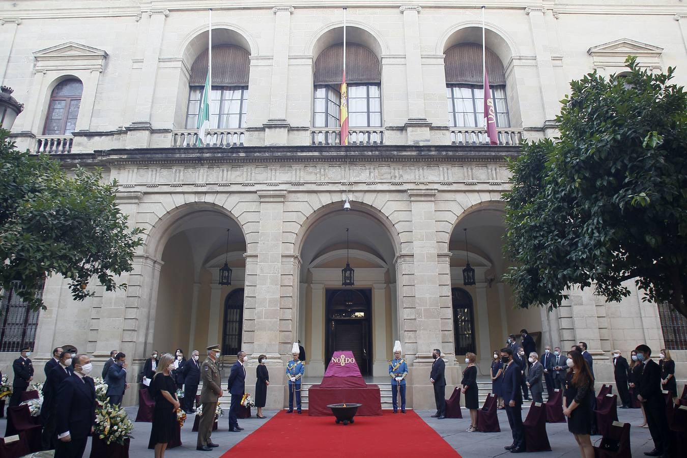 El homenaje de Sevilla a las víctimas del coronavirus en el día de San Fernando (I)