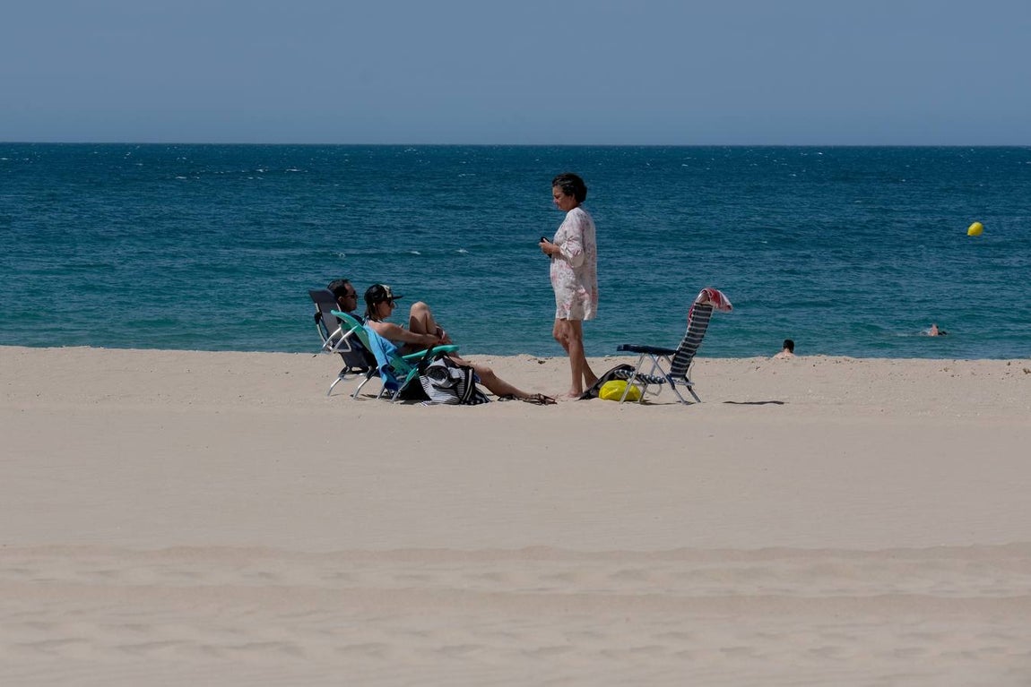 Fotos: El levante no puede con las ganas de playa en Cádiz