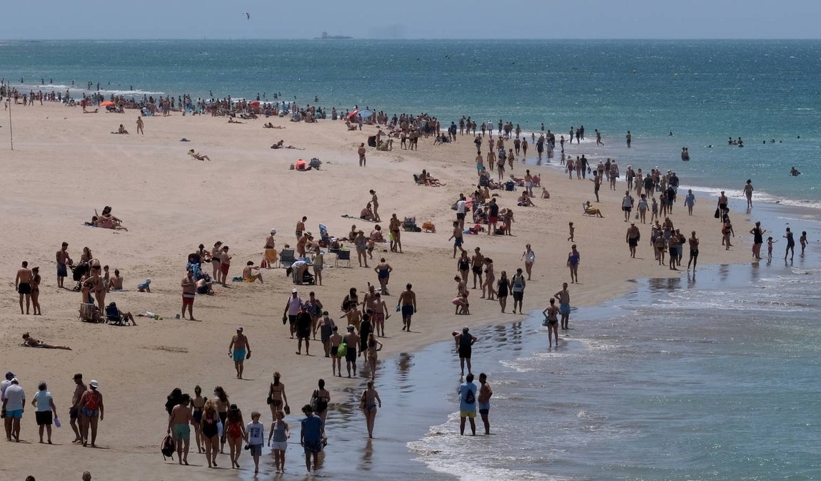 Fotos: El levante no puede con las ganas de playa en Cádiz