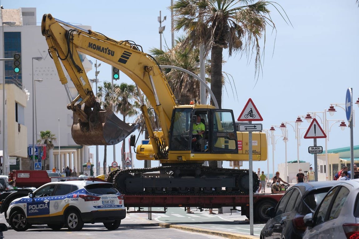 Fotos: El levante no puede con las ganas de playa en Cádiz