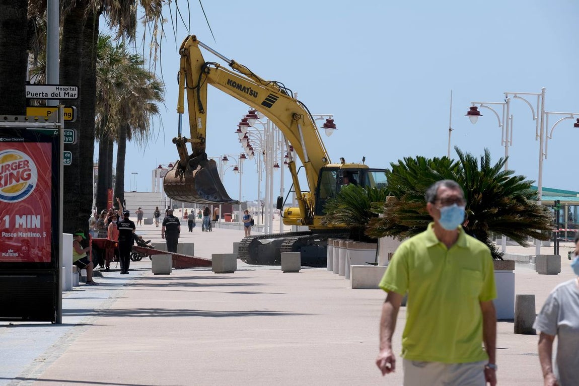 Fotos: El levante no puede con las ganas de playa en Cádiz