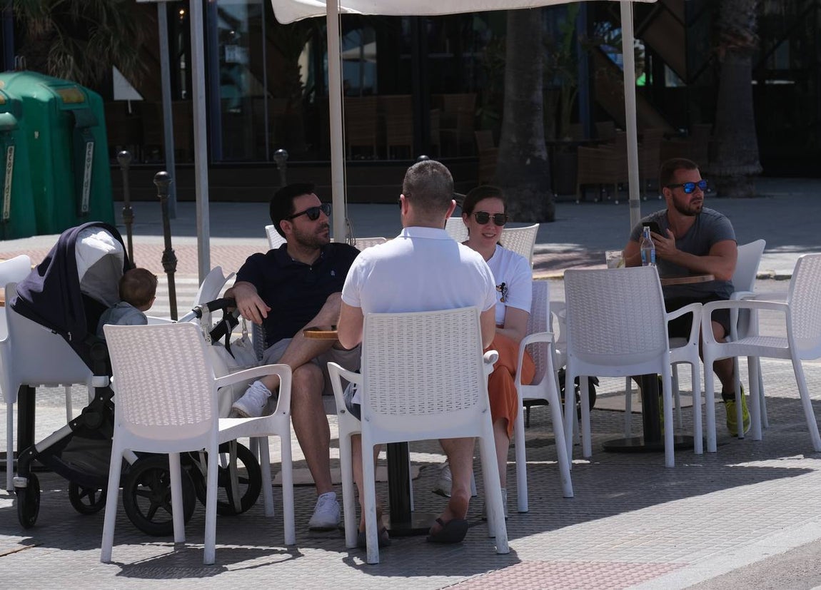 Fotos: El levante no puede con las ganas de playa en Cádiz