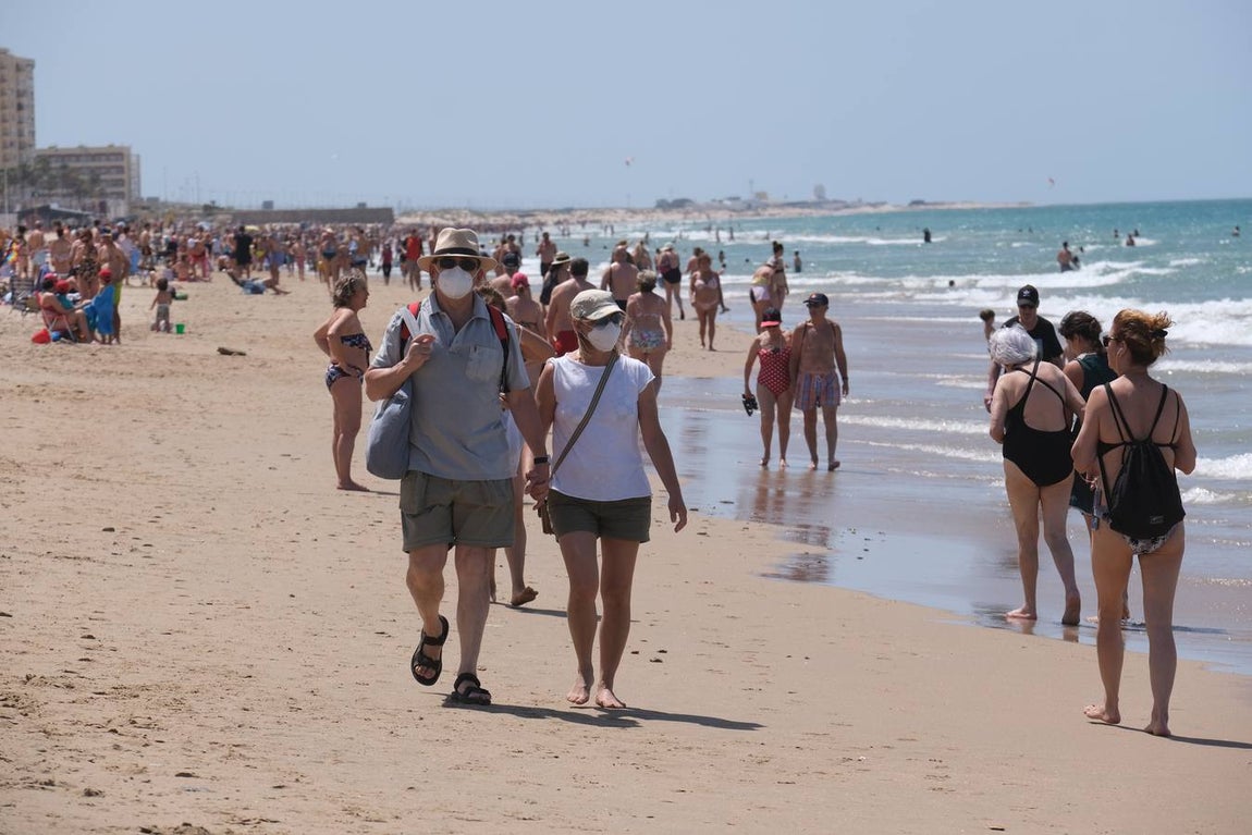 Fotos: El levante no puede con las ganas de playa en Cádiz
