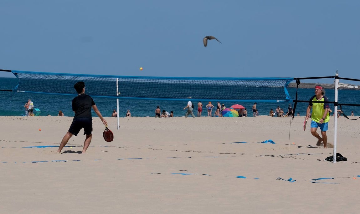 Fotos: El levante no puede con las ganas de playa en Cádiz