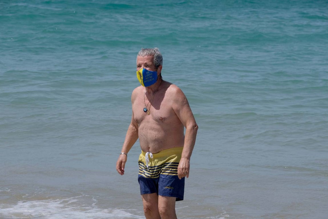 Fotos: El levante no puede con las ganas de playa en Cádiz