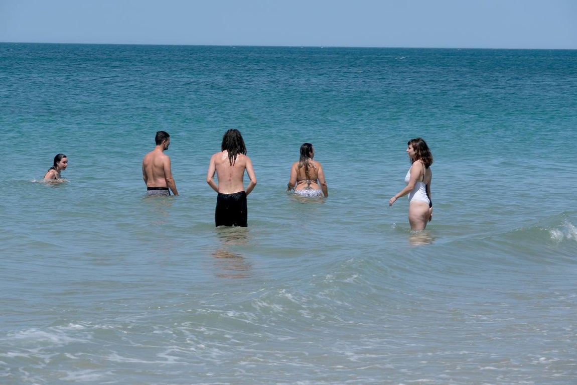 Fotos: El levante no puede con las ganas de playa en Cádiz