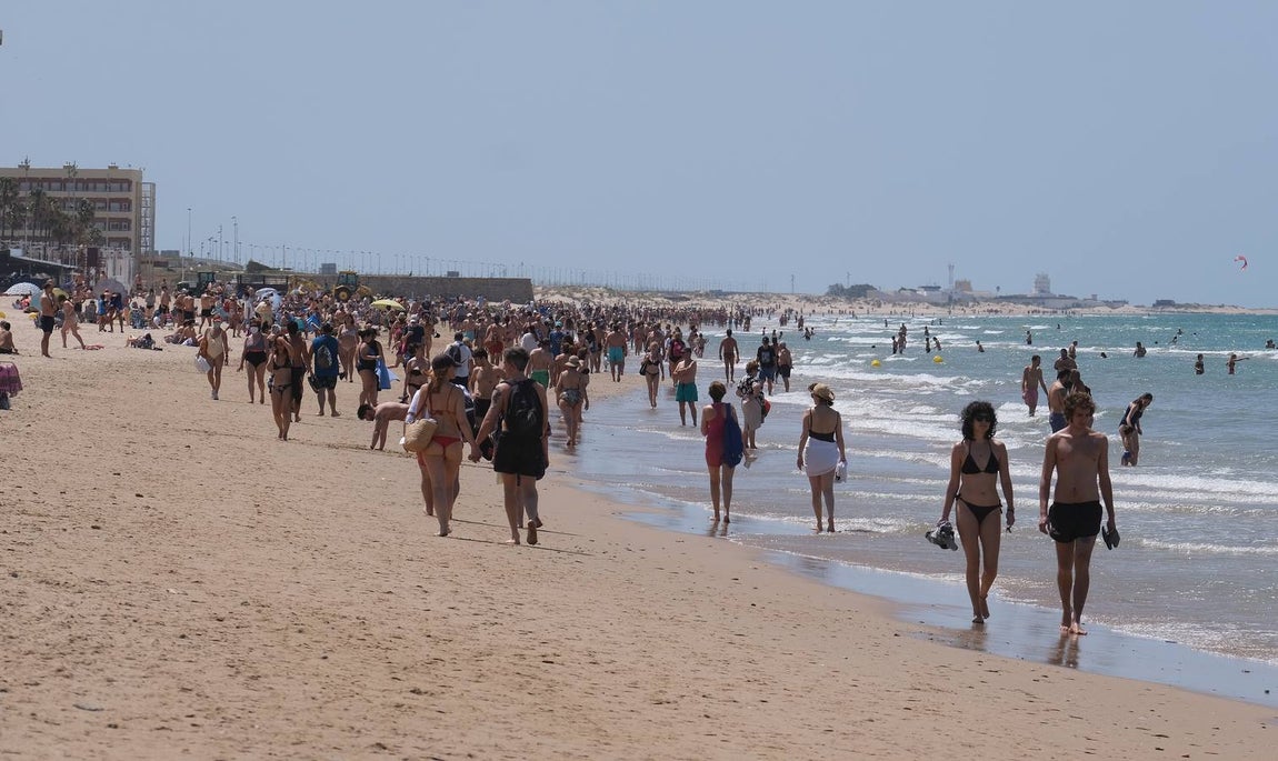 Fotos: El levante no puede con las ganas de playa en Cádiz