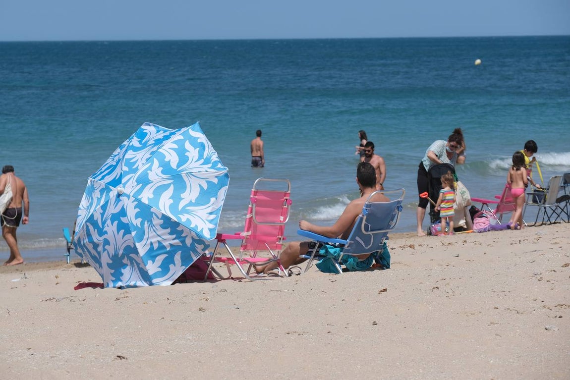 Fotos: El levante no puede con las ganas de playa en Cádiz