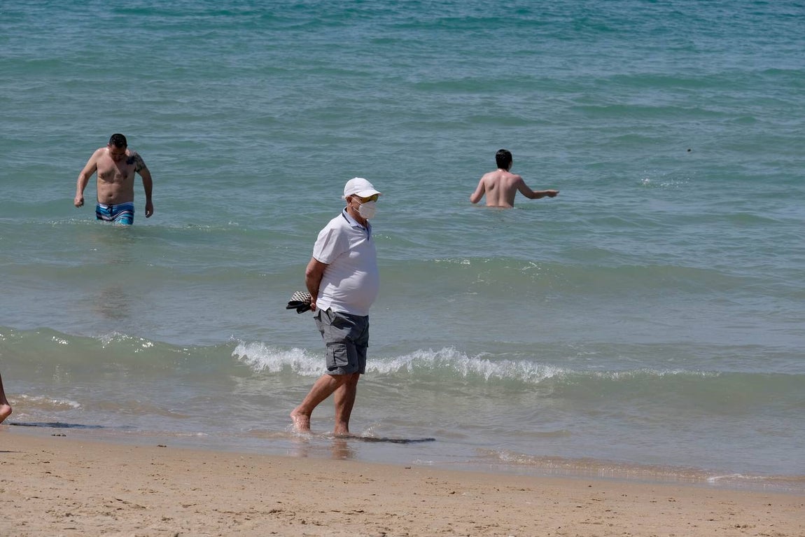 Fotos: El levante no puede con las ganas de playa en Cádiz