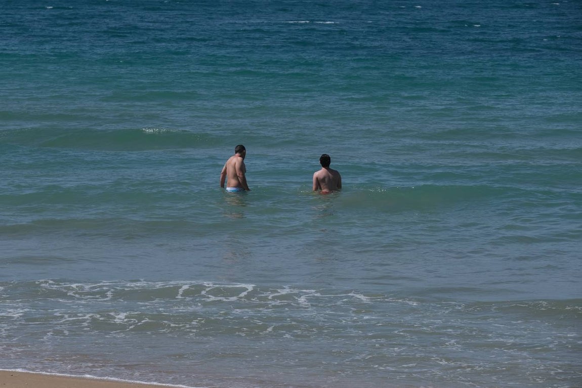 Fotos: El levante no puede con las ganas de playa en Cádiz
