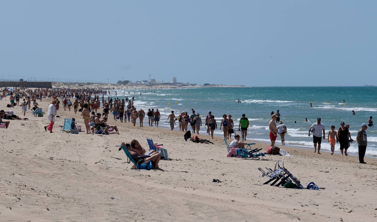 Fotos: El levante no puede con las ganas de playa en Cádiz