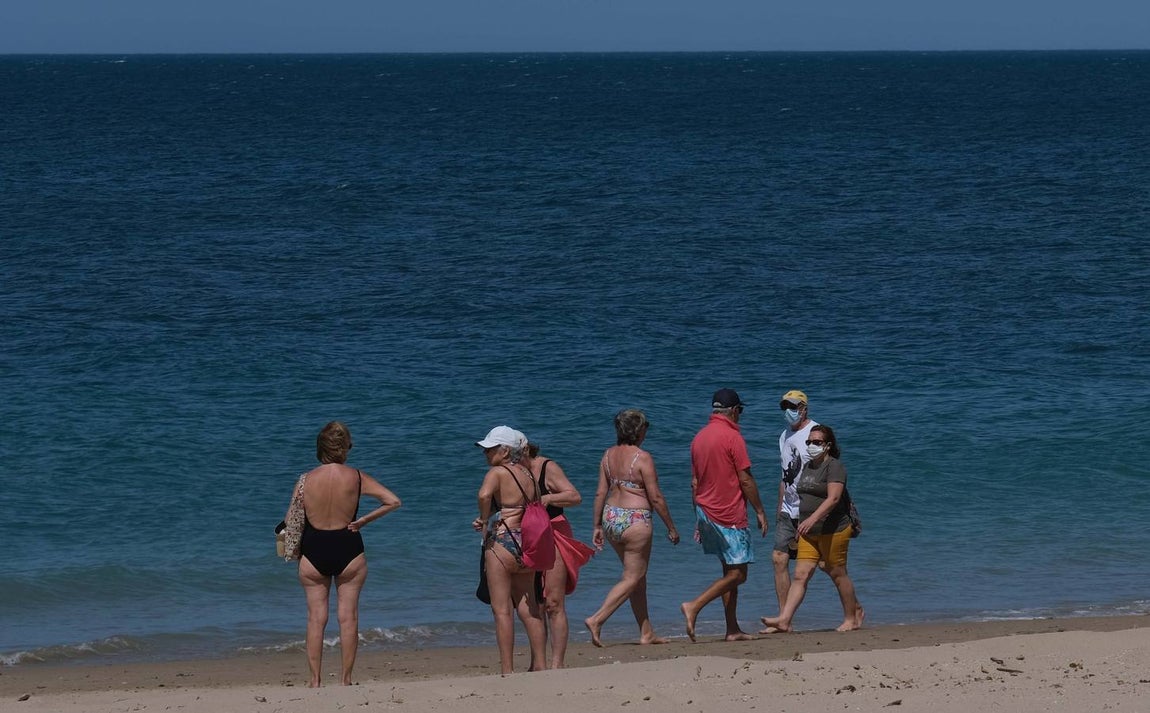 Fotos: El levante no puede con las ganas de playa en Cádiz