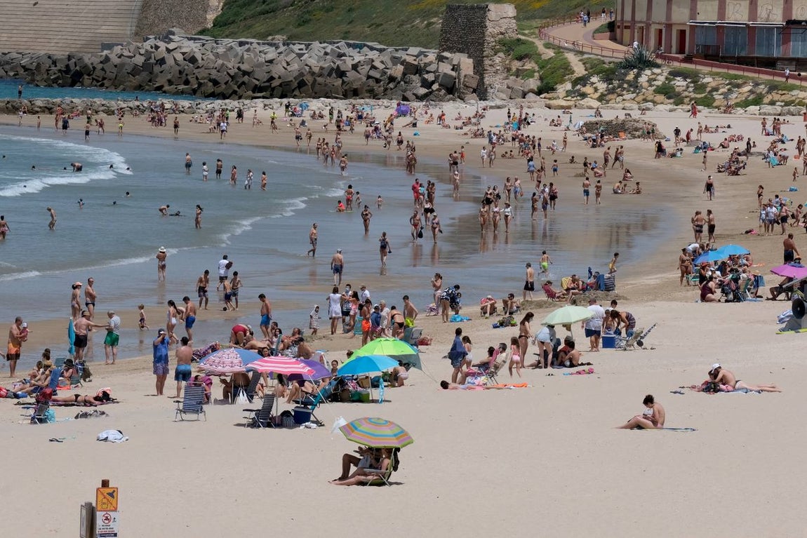 Fotos: El levante no puede con las ganas de playa en Cádiz