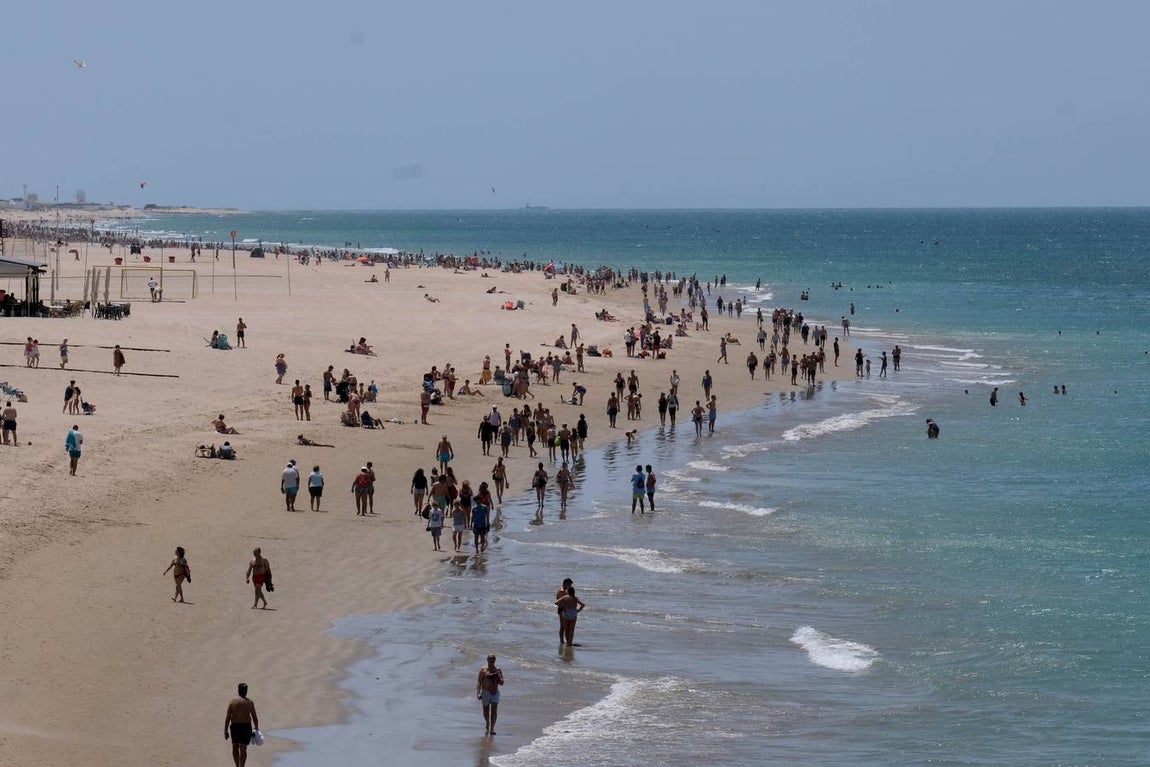 Fotos: El levante no puede con las ganas de playa en Cádiz
