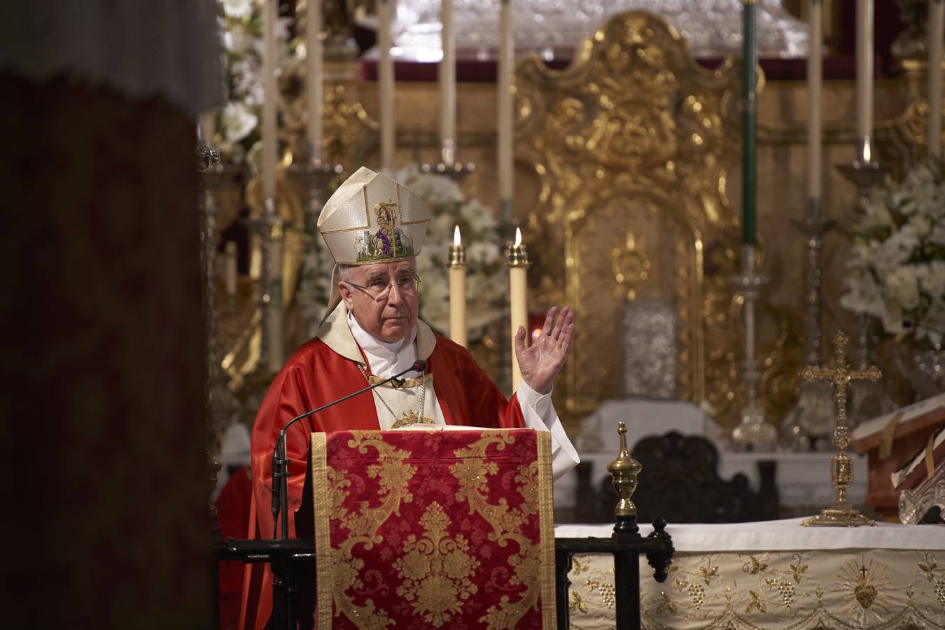 La Virgen del Rocío preside un histórico Pontifical en Almonte