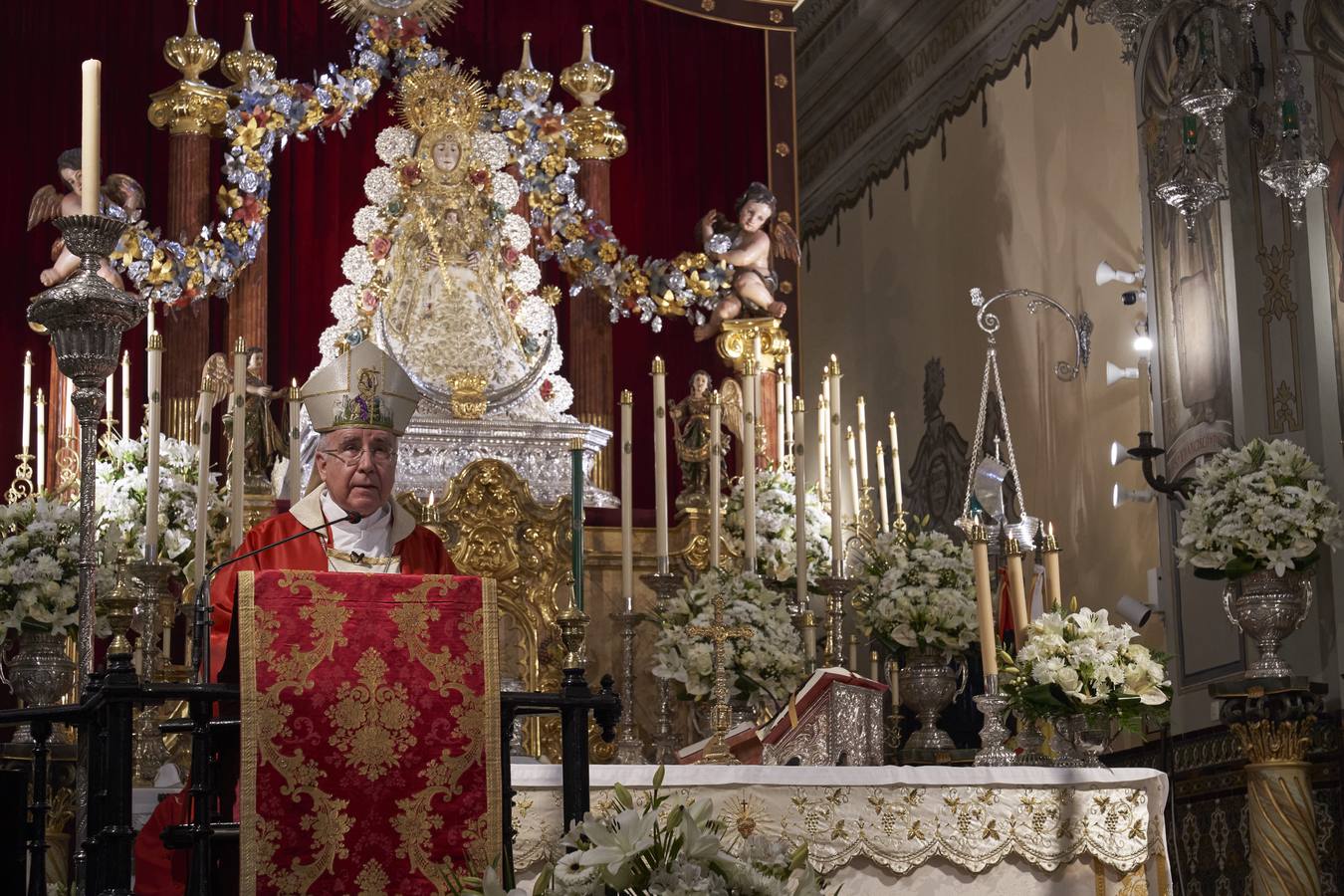 La Virgen del Rocío preside un histórico Pontifical en Almonte