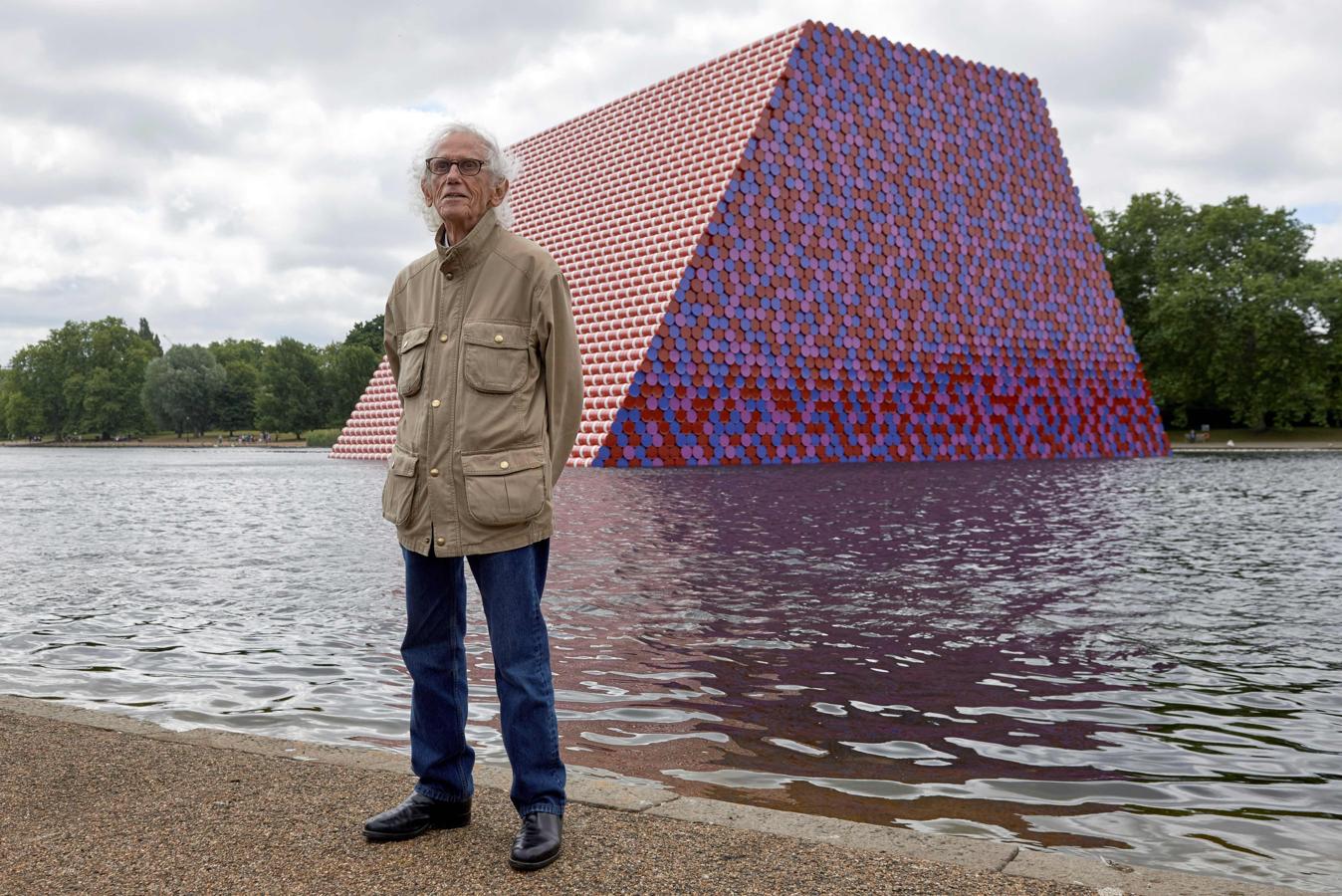 «La Mastaba», en Londres. Christo revela su obra de arte, «The Mastaba» en el lago Serpentine en Hyde Park en Londres.