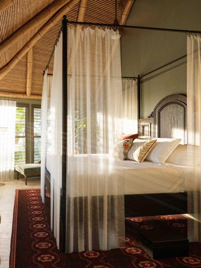 Dormitorios en bungalows. Existen dos tipos de habitaciones, las que se encuentran en bungalows privados y las situadas en el edificio principal. Todas ellas poseen todas las comodidades incluyendo jacuzzi, terraza, salón privado y unas vistas privilegiadas de la isla.