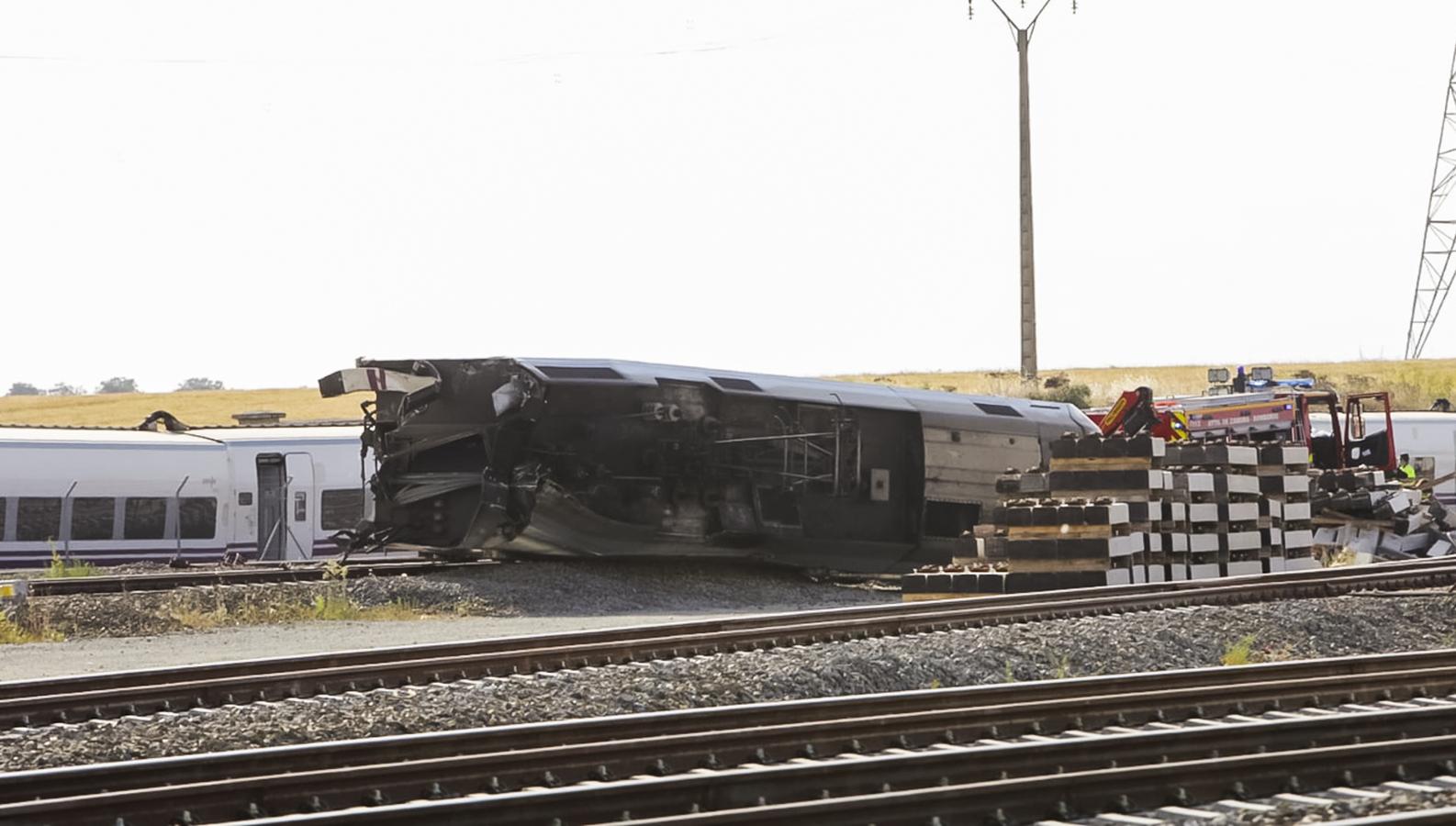 Sólo la locomotora se ha salido de las vías. 