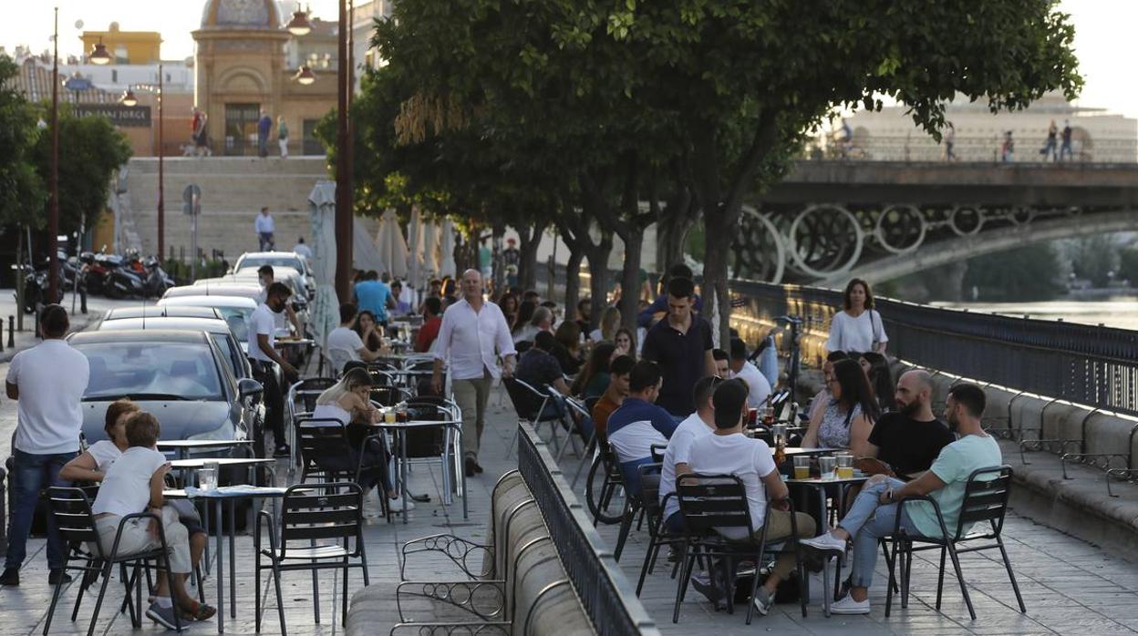 Los veladores de los bares de Sevilla abrirán hasta las 3 de la mañana