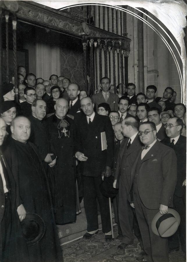 Asistentes a la inauguración de las obras en la capilla del Baptisterio de la Catedral de Toledo. En el centro, el cardenal Gomá y el ministro de Instrucción Pública, Prieto Bancés. Tras ellos Sergéi Rovinsky (Foto Rodríguez. Archivo ABC). 