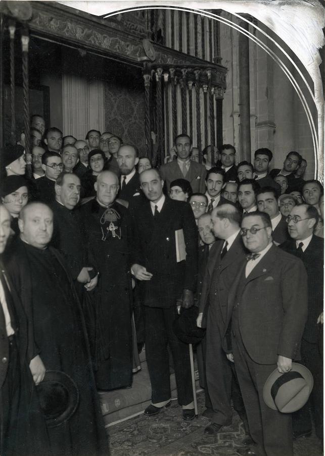 Asistentes a la inauguración de las obras en la capilla del Baptisterio de la Catedral de Toledo. En el centro, el cardenal Gomá y el ministro de Instrucción Pública, Prieto Bancés. Tras ellos Sergéi Rovinsky (Foto Rodríguez. Archivo ABC). 