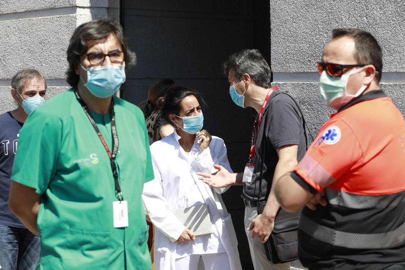 La protesta en el centro de salud de Carlos III de Córdoba por la agresión a un sanitario, en imágenes