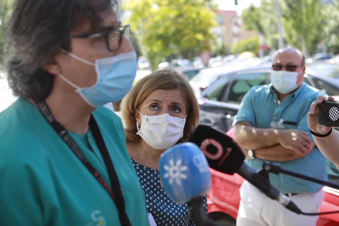 La protesta en el centro de salud de Carlos III de Córdoba por la agresión a un sanitario, en imágenes