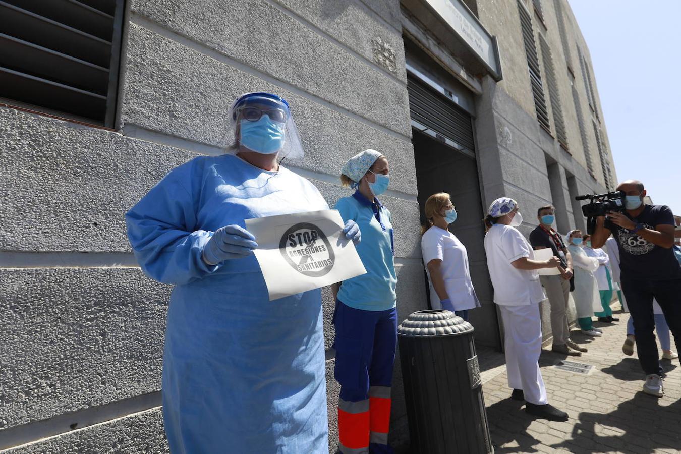 La protesta en el centro de salud de Carlos III de Córdoba por la agresión a un sanitario, en imágenes