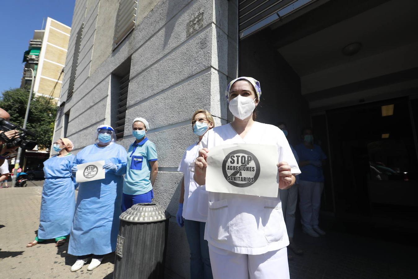 La protesta en el centro de salud de Carlos III de Córdoba por la agresión a un sanitario, en imágenes