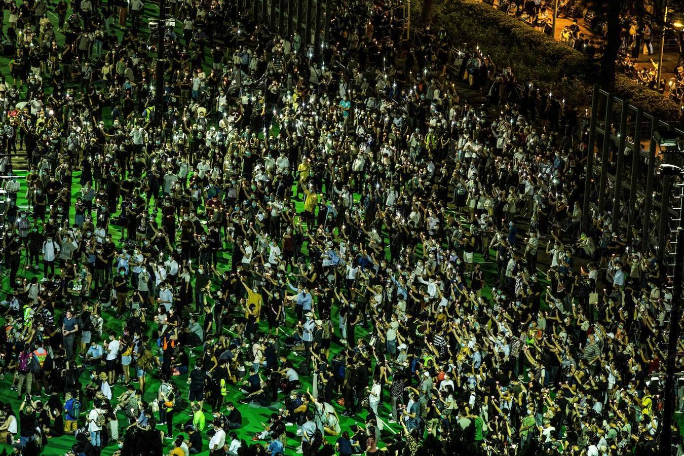 Miles de personas salieron hoy a las calles de Hong Kong para recordar la matanza de Tiananmen de 1989, vigilia que este año estaba oficialmente vetada por la Policía. 