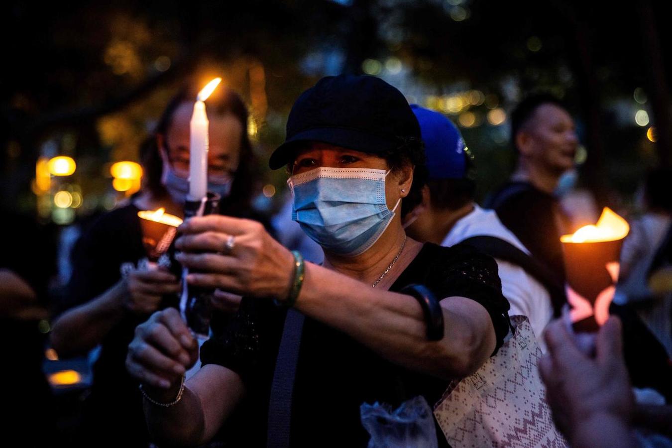 A lo largo del día, las iglesias católicas de la ciudad acogieron a los hongkoneses para que pudieran encender sus velas, y en la Universidad de Hong Kong los estudiantes rindieron tributo a la Columna de la Infamia, una escultura de hormigón que representa a 50 cuerpos retorcidos para recordar a los que murieron en la sangrienta represión militar de Pekín contra el movimiento de protesta. 