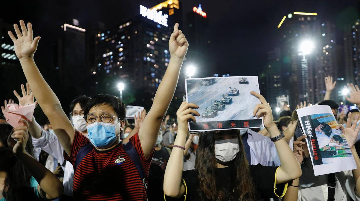 En imágenes: Miles de personas en Hong Kong se saltan el veto a la vigilia en memoria de Tiananmen