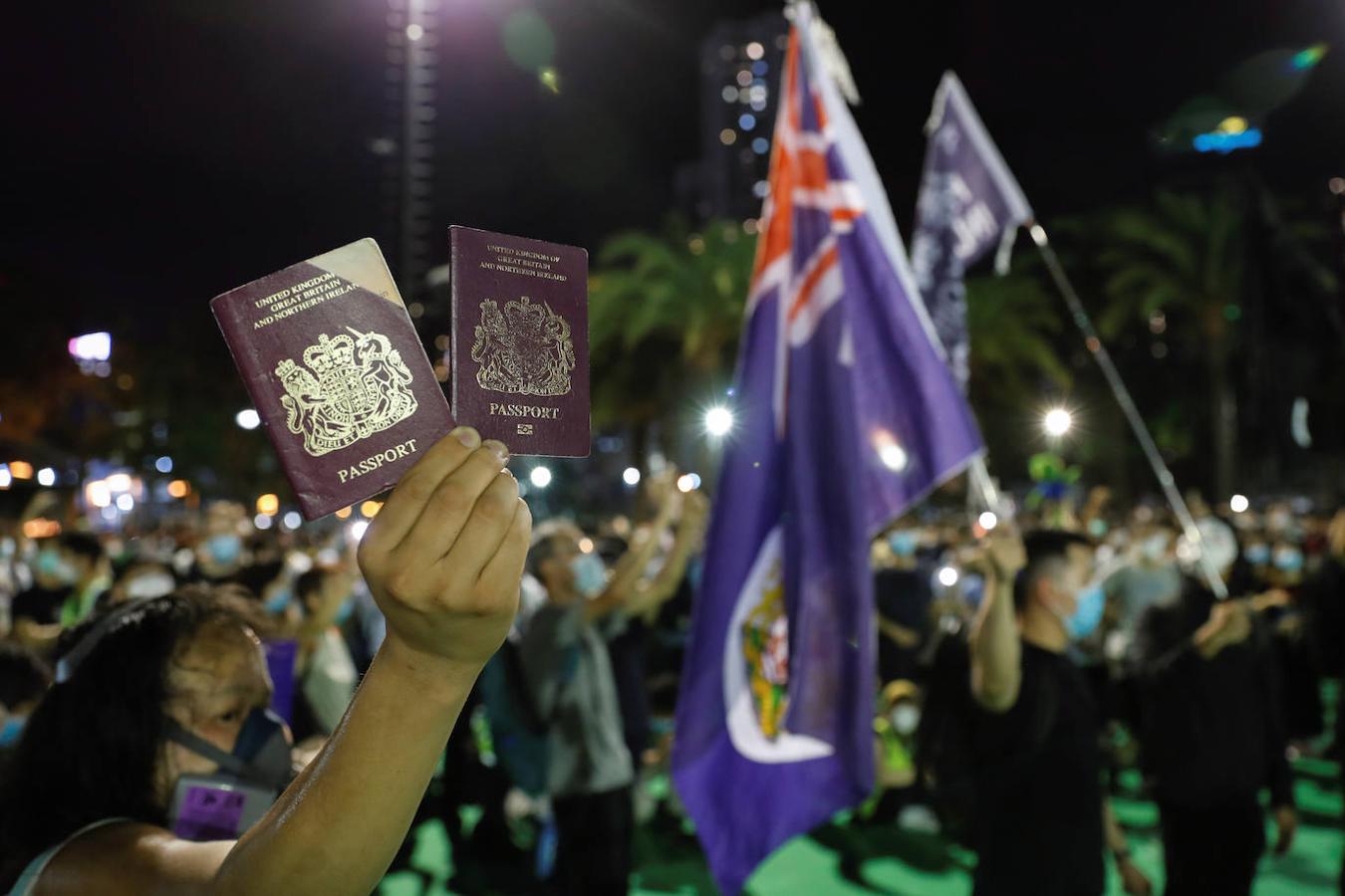 Desde primera hora de la tarde, millares de personas acudieron a la zona comercial de Causeway Bay, en la isla de Hong Kong, para rememorar aquel fatídico episodio, pese a que la Policía había prohibido el evento -por primera vez en 31 años- al considerar que violaría las restricciones impuestas por la pandemia de coronavirus. 