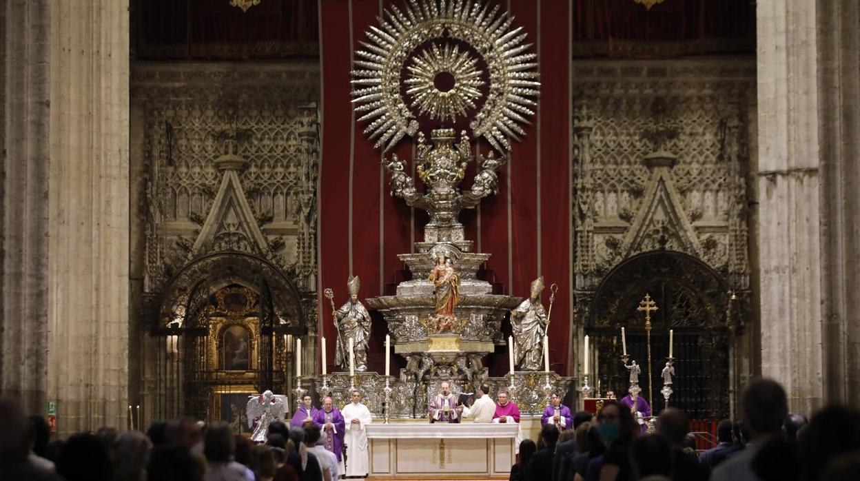 Multitudinario funeral por las víctimas del coronavirus en la Catedral de Sevilla