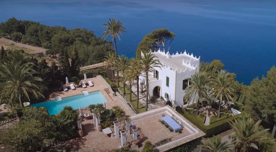 En plena Sierra de Tramuntana. La residencia que el actor comparte junto a Catherine Zeta-Jones y sus hijos se encuentra en la Sierra de Tramuntana, al norte de la isla, cerca de Deià y Valldemosse. Su majestuosidad es tal que incluso tiene nombre propio: S’Estaca.