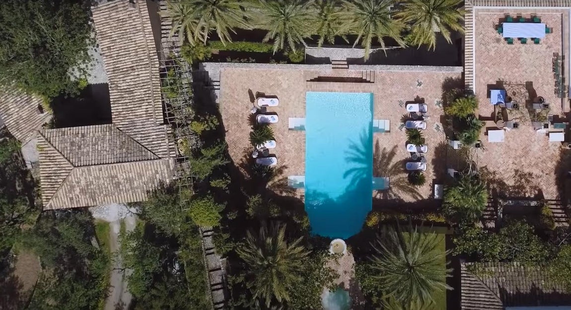 Una venta frustrada. Finalmente, tras seis años a la venta, parece que ha cambiado de opinión y ha decidido quedársela, y no es de extrañar, pues tanto su estructura como su ubicación resultan más que envidiables.