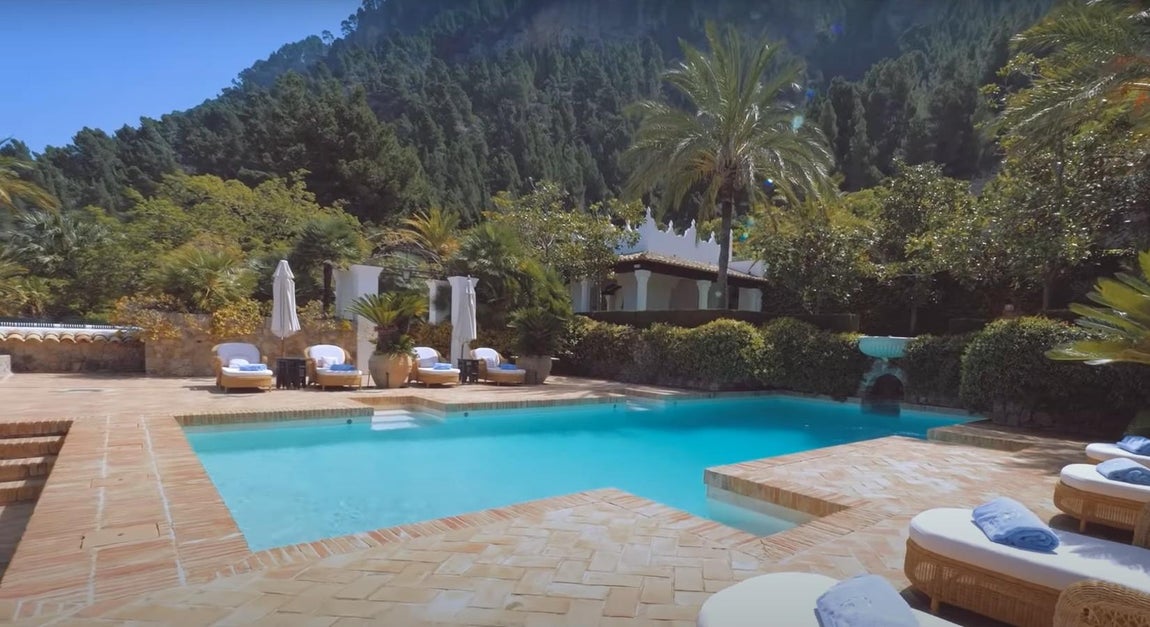 Valorada en 29 millones de euros. Su valor en el mercado es de 29 millones de euros y está compuesta por 7 casas dentro de la misma villa que comparten patios y jardines. Posee un total de 10 dormitorios, otros 10 baños y según el actor puede acoger a unas 20-25 personas.